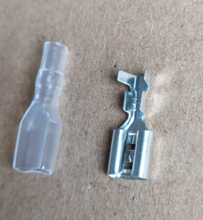 Lot de deux connecteurs cosses 6,3mm femelle à sertir avec capuchon isolé – Image 2