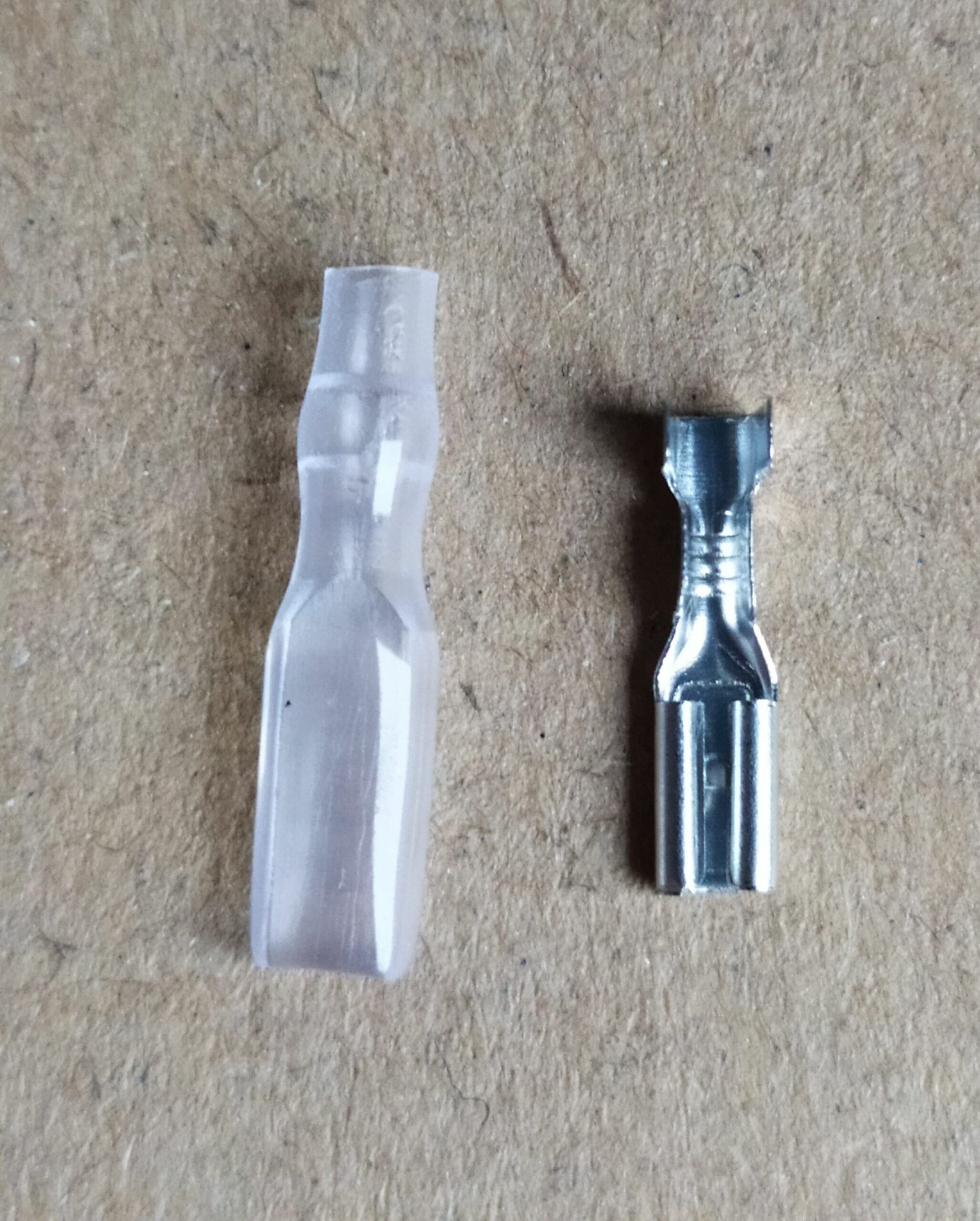 Lot de deux connecteurs cosses 2,8mm femelle à sertir avec capuchon isolé –  Rep-Tronic