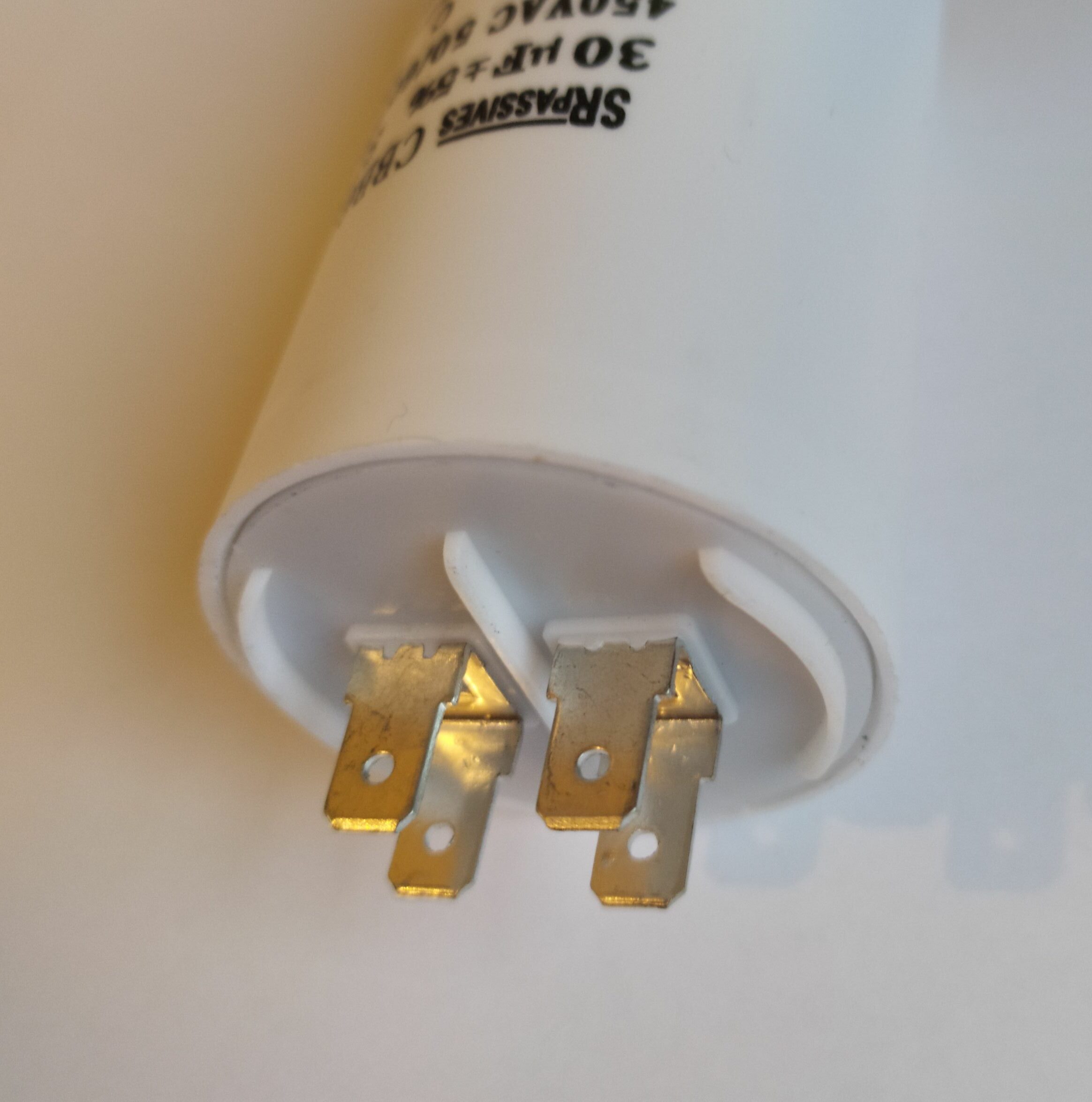 Condensateur Permanent 30 µF 450 V – Pour Moteur, Avec Fils – 5% De Tolérance – Générique
